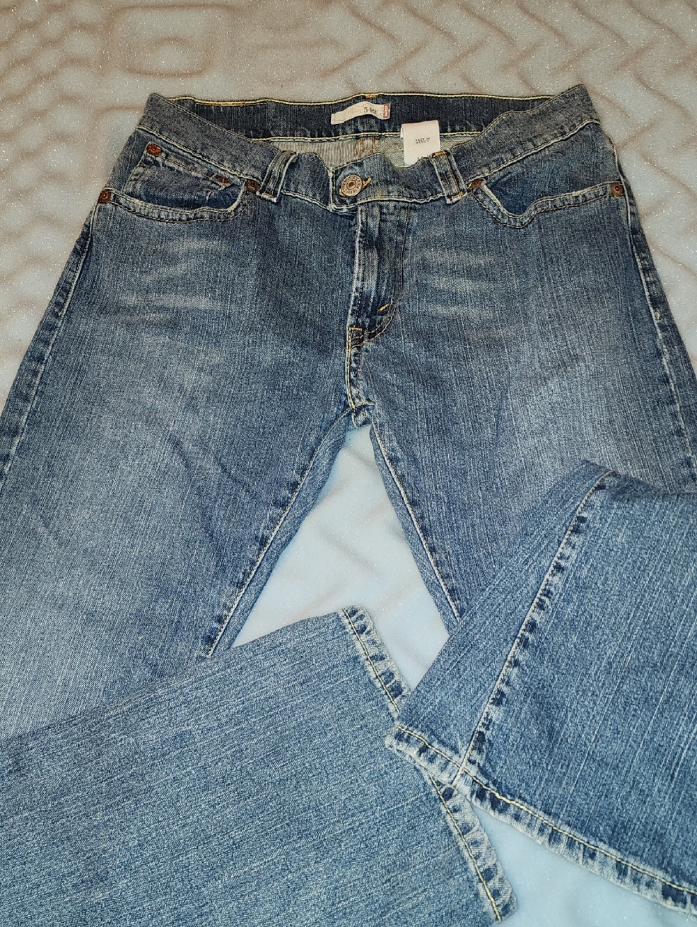 542 Levis Classic Medium Wash Leg Jeans
